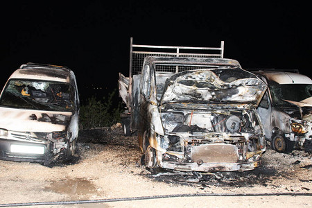 汽车在大火中烧毁图片