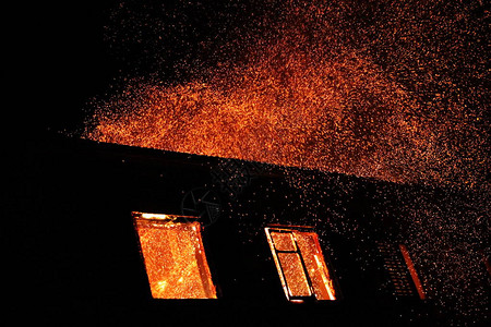 房子在大火中烧毁图片