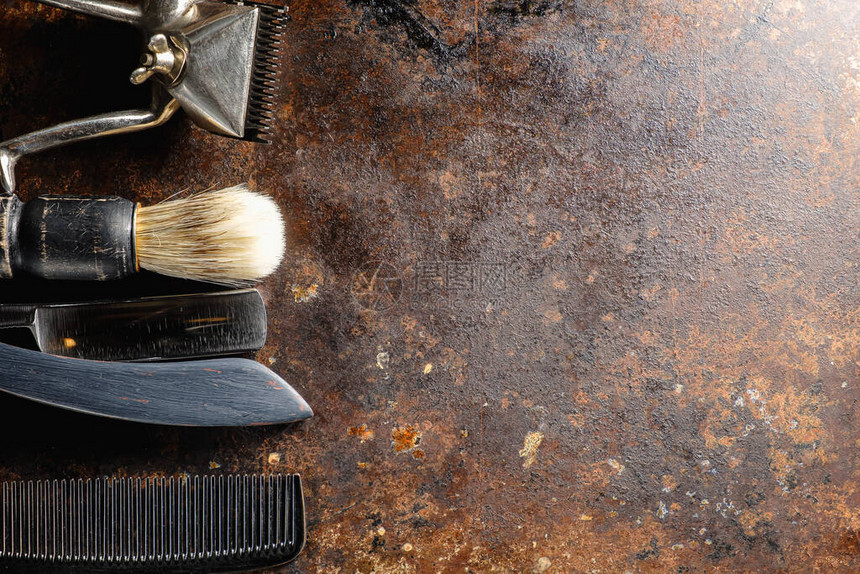 在生锈的表面上是旧的美发工具手动剪刀梳子剃须刀剃须刷乡村水平方向顶视图平图片