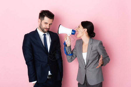 女人用扩音器喊叫在被冒犯的商人图片