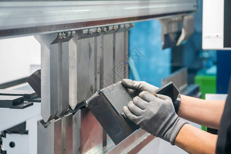 使用液压折弯机的金属加工操作员由技术人员操作的折弯机的汽车图片