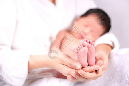 妈把孩子抱在手里妈抱着小婴儿脚女人双手抱着刚图片