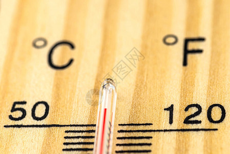 一个经典木制温度计的宏观镜头图片