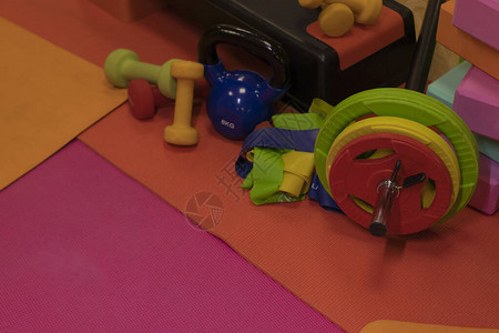 设置各种明亮的运动器材的组成壶铃健身带立方体地毯哑铃杠铃体育概念图片