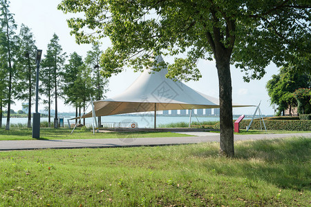 湖边的帆船帐篷公共园风景在公图片