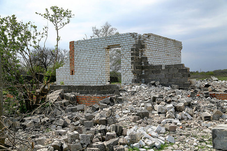 农村被毁的白砖房废弃的房子房屋拆图片