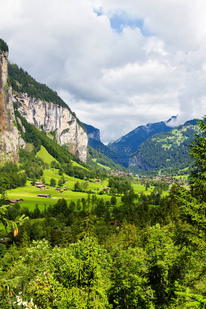 位于瑞士阿尔卑斯山伯尔尼州劳特布伦宁附近一个山谷Lauterbrunnen图片