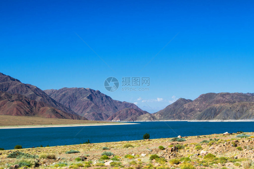 中亚吉尔斯坦Kochkor和Naryn附近有一座山图片
