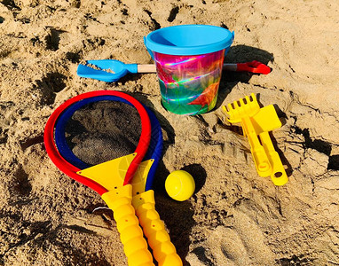 儿童在沙地上海滩塑料玩图片