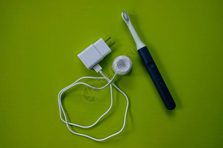 绿色电动牙刷和USB充电座图片