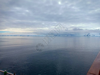 在南极洲和蓝色海洋的冰川图片
