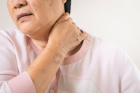 老年妇女的颈部和肩部疼痛老年概图片