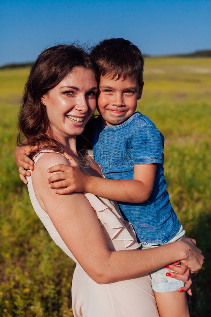母亲和儿子在自然田野路上图片