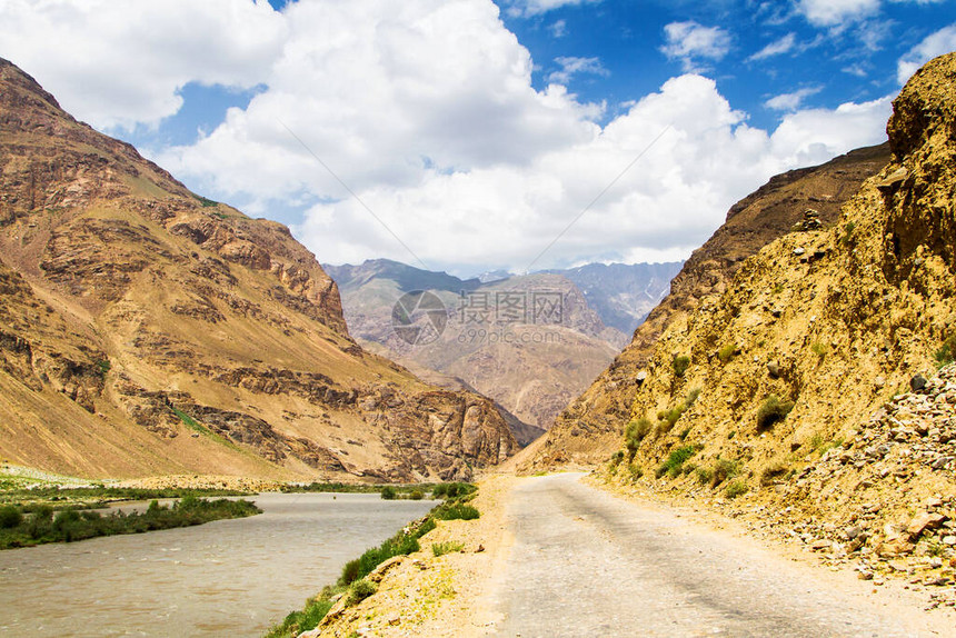 位于Panj河AmuDarya旁WakhanCoridor的Pamir高速公路图片