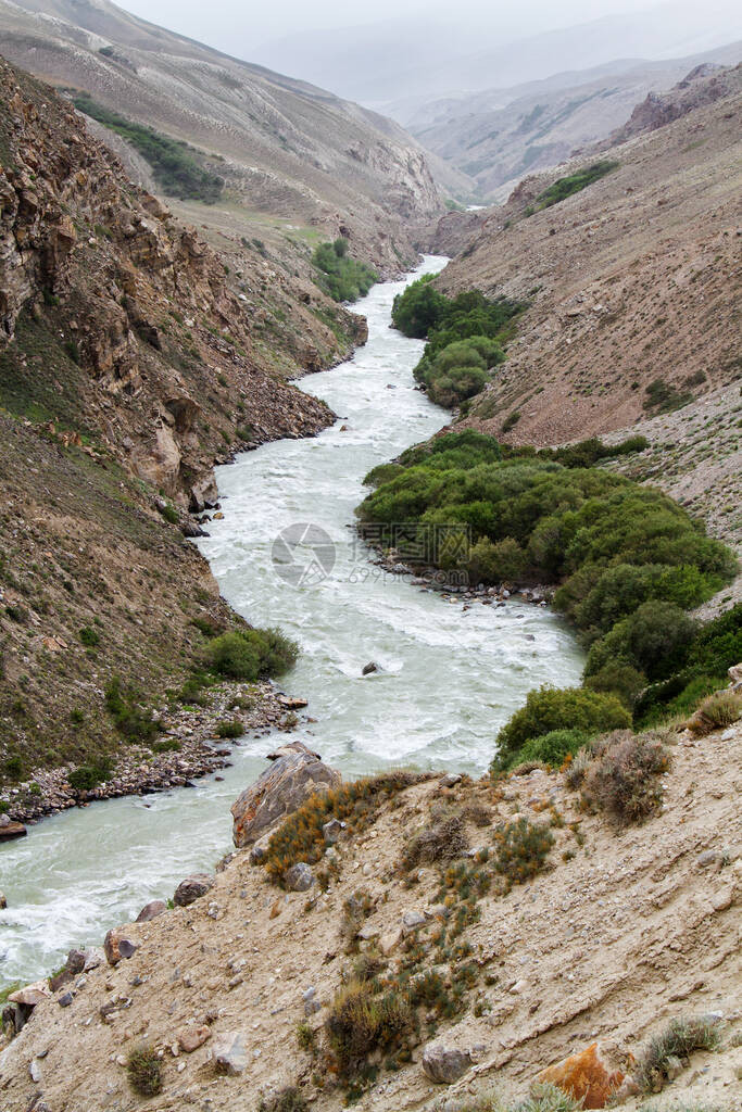 Panj河AmuDarya在旁边的瓦罕走廊帕米尔公路旁马可波罗丝绸之路戈尔诺巴达赫桑省图片