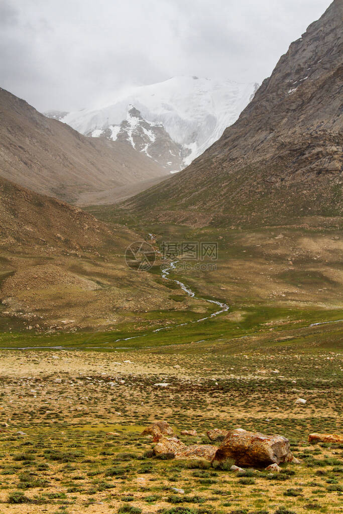 帕米尔高速公路马可波罗丝绸之路塔吉克斯坦戈尔诺巴达赫桑省中亚帕米尔公路从吉尔斯坦通往穆尔加布图片