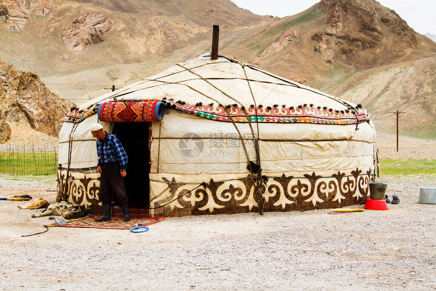 2015年7日在塔吉克斯坦帕米尔山区的塔吉克传统蒙古包帕米尔公路是著名的丝绸图片
