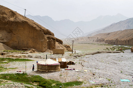 中亚塔吉克斯坦帕米尔公路附近帕米尔山区的蒙古包和帐篷图片