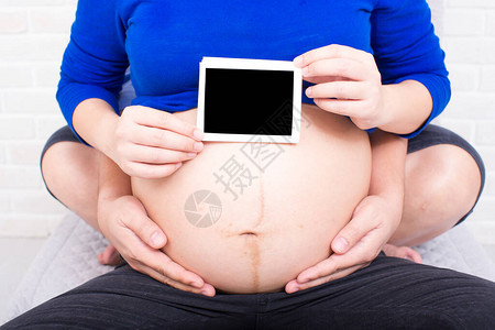 超声波怀孕的妈和爸幸福的孕妇与丈夫展示他们婴儿的扫描幸福的夫妇拿着婴图片