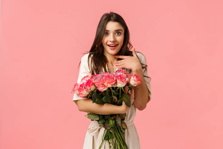 惊讶的女孩对约会的美丽玫瑰男友感到惊讶和感动图片