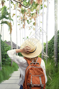 穿着草帽和橙色背包的旅游妇女暑假图片