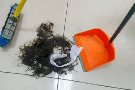 理发后在理发店的地板上清洁头发隔离和大流行结束后美容院的开业和对理背景图片