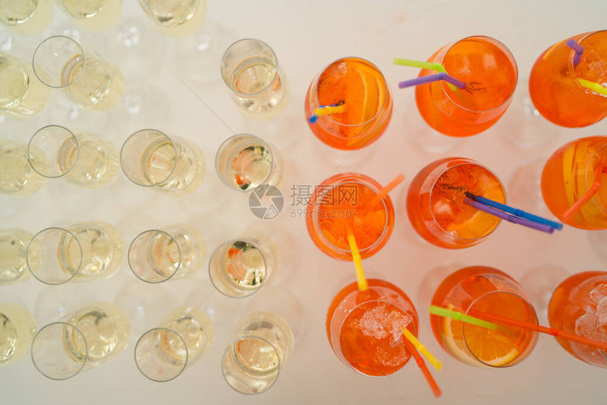 许多葡萄酒杯和橙色Aperol图片