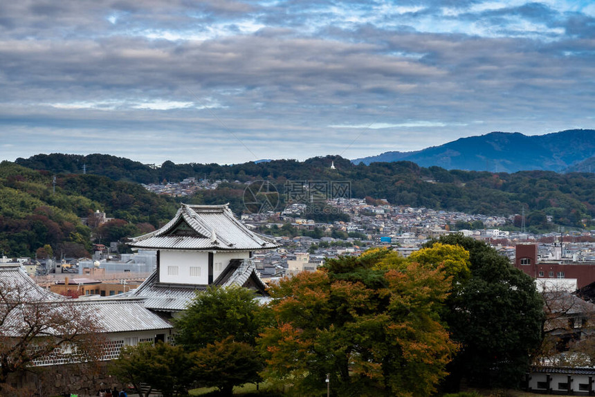 秋天在日本金泽城堡塔的金泽市风景中有着丰图片