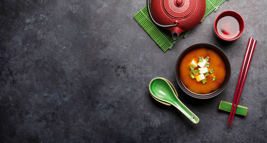 味噌传统日本汤配豆腐和葱在壶和碗中加入绿茶带有复制空间的顶图片