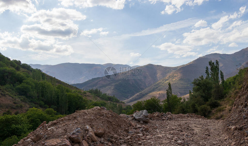 山谷多云的天空景观山峡和足迹图片