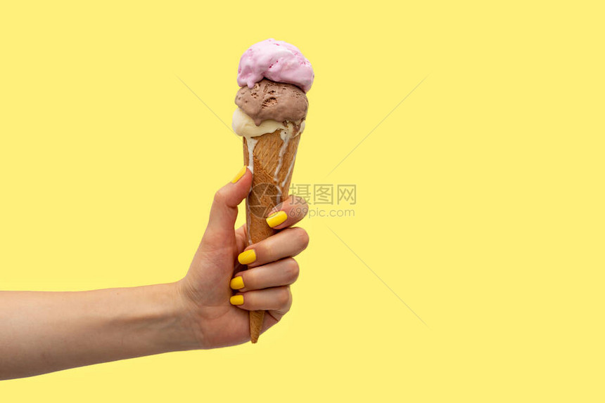 女人手握着雪糕锥壳在黄图片