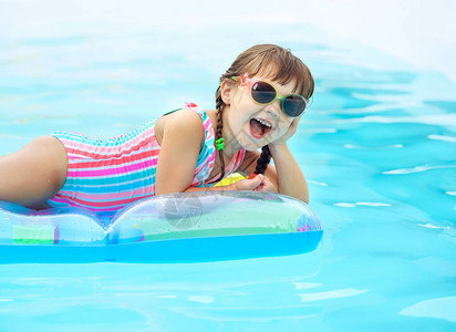 儿童眼睛防晒暑假带着孩子游泳辅助设备和儿童服装水上玩具漂浮在五颜六色图片