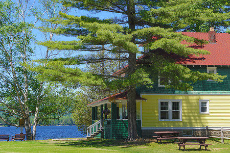 Adirondack公园第四湖的箭头公园小屋之一图片