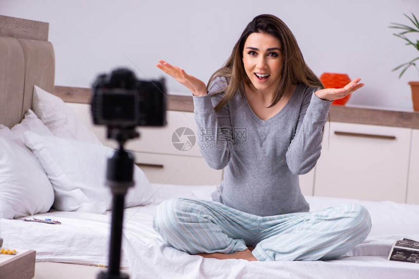 孕妇为她的博客录制视频图片