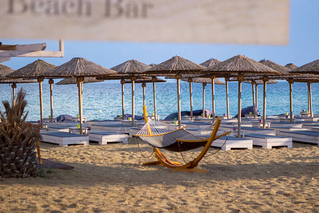在海边的沙滩酒吧看空甲板椅和阳伞图片