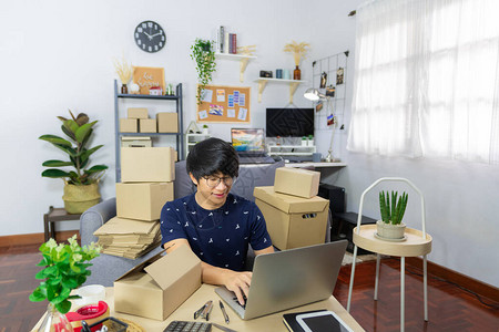 在家工作的亚洲年轻男企业主开始在线业务图片