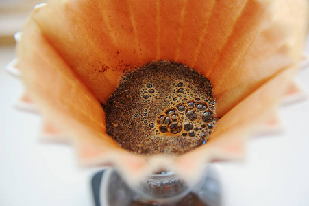 咖啡开花特写折纸滴头手动冲泡图片