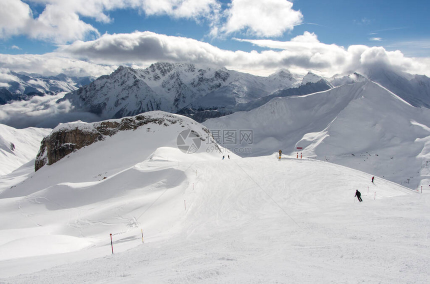 阿尔卑斯山脉SamnaunIschglTirol奥地利的雪坡和美丽的冬季风景图片