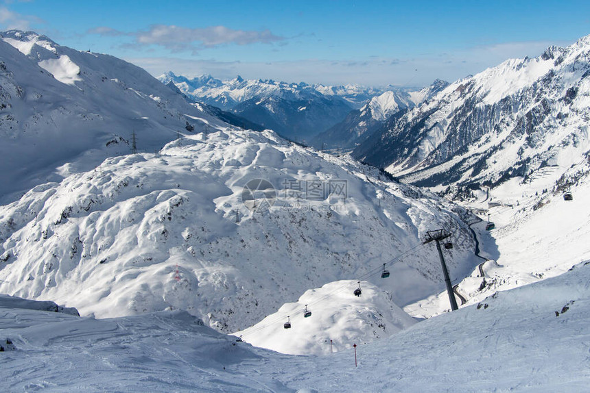 圣安东阿贝尔格附近的阿尔卑斯山脉的滑雪坡和美丽的冬季风景图片