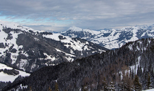 奥地利Zillertal竞技场雪峰的冬季图片