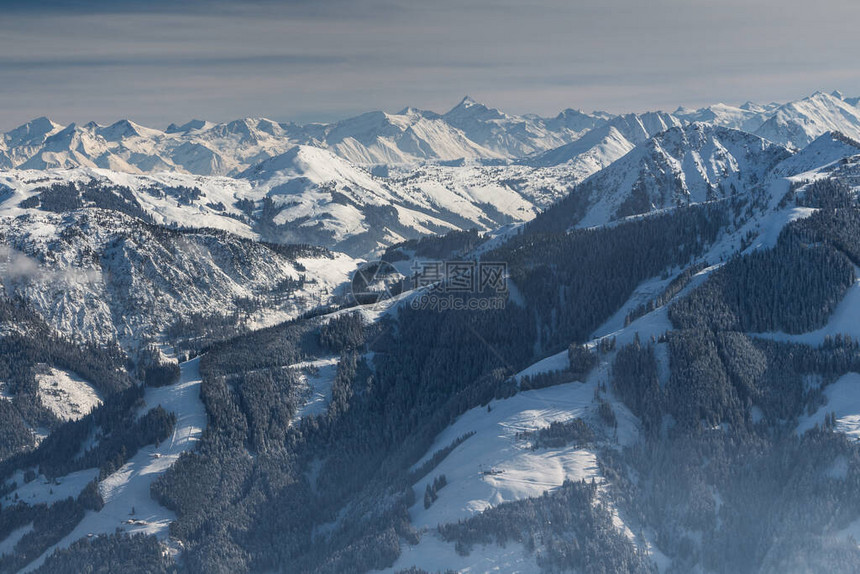 从滑雪斜坡KirchbergKitzbuhel捷罗奥地利山冬风图片