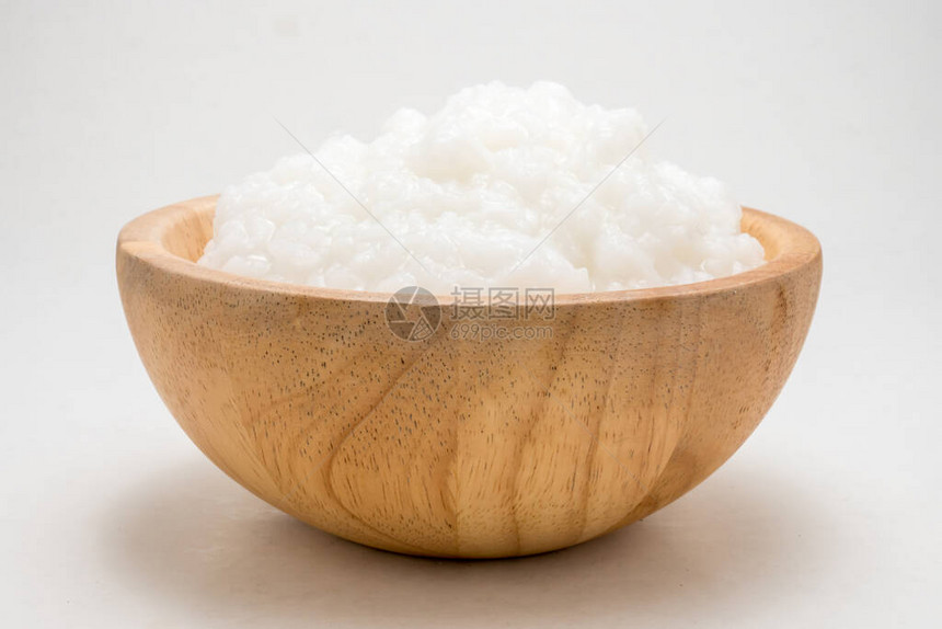 米粥或米粥放在一个木碗里图片