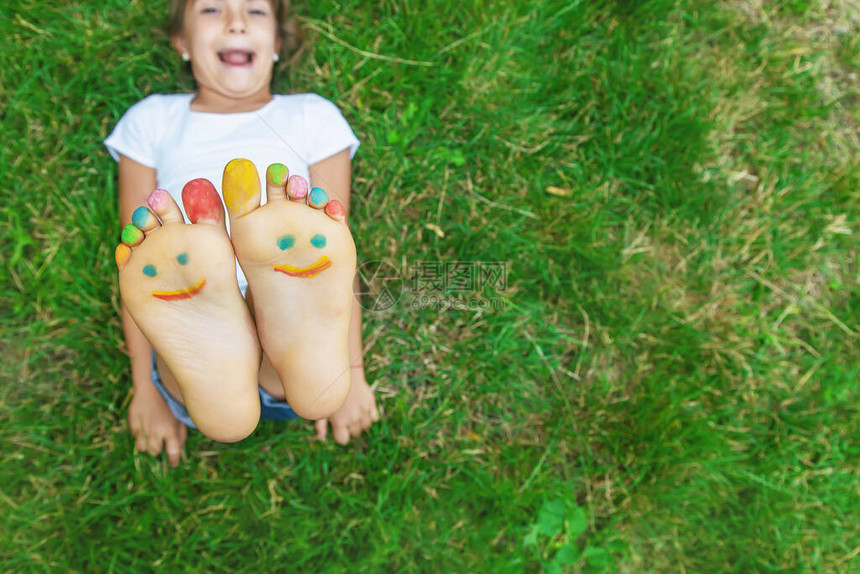 孩子们的脚在绿草上微笑着颜料有选择图片