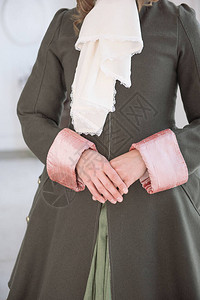 穿着漂亮的老式中世纪礼服连衣裙的女人的手图片