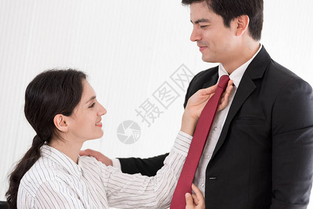 妻子把红色领带绑在她丈夫的办公室里带图片