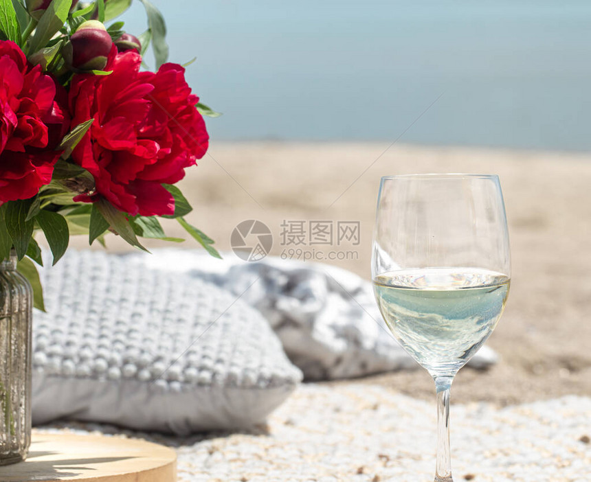 用鲜花和香槟在海边打斗假日的概念图片