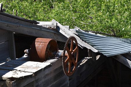 旧采矿结构上曾经盖着金属板的屋顶图片