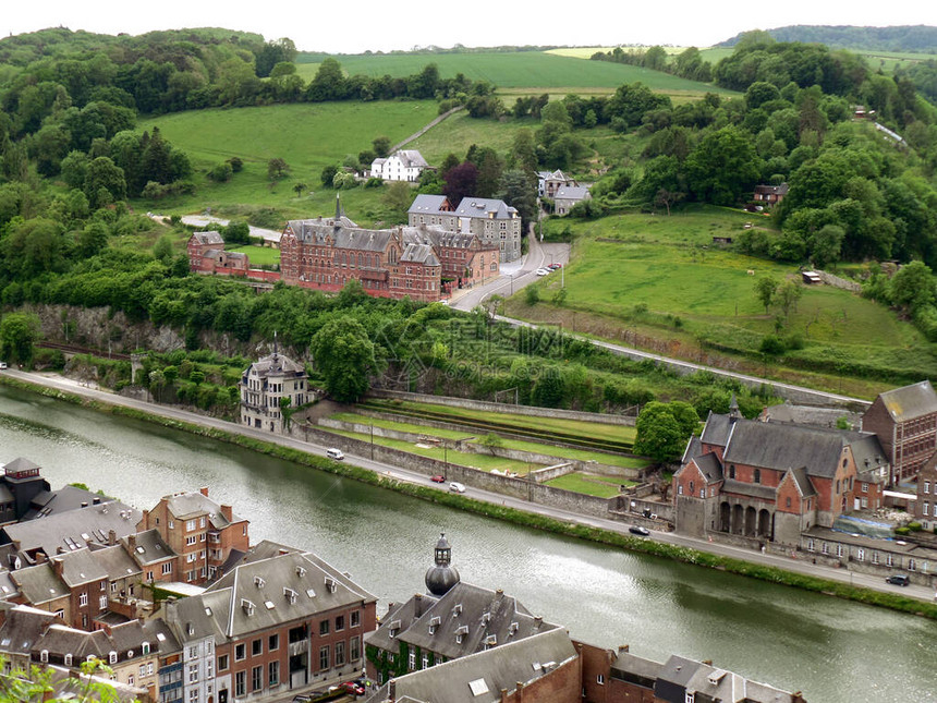 比利时Meuse河沿线和Dinant山坡上的古老建筑图片