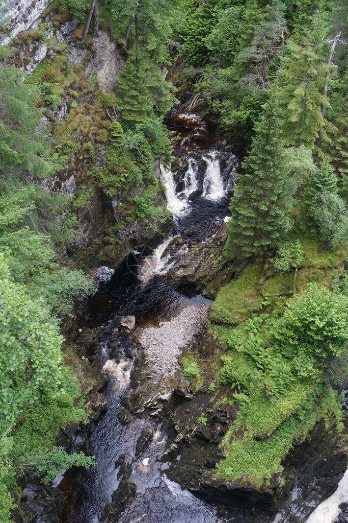 Falls是苏格兰高地格伦阿夫里克附近Tomich村西南的一个受欢迎的旅游景点图片
