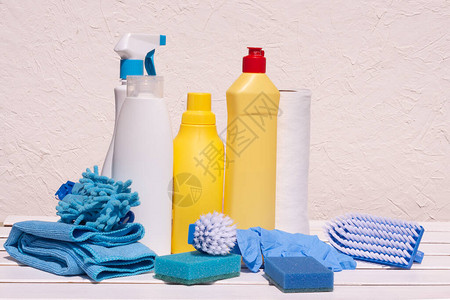 白色背景上的家庭清洁产品预防疾病公寓图片